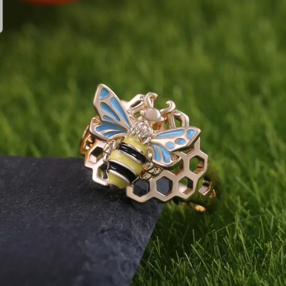 Beautiful 18k Honey Comb Bee Ring - Picture 3 of 8